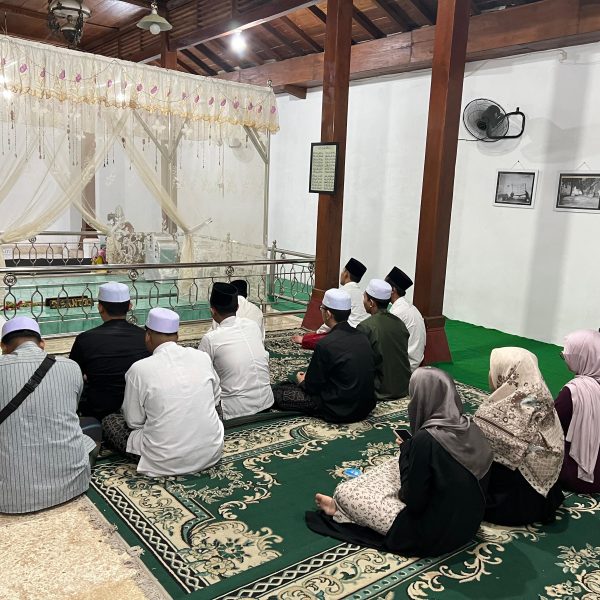 Kegiatan ziarah IPNU IPPNU Gresik pasca Ramadhan