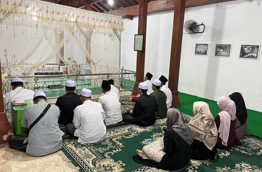 Kegiatan ziarah IPNU IPPNU Gresik pasca Ramadhan